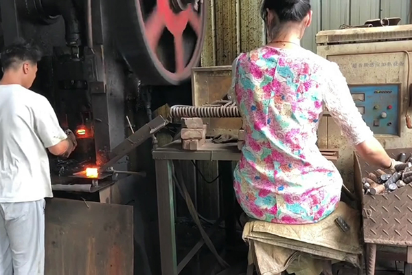 螺纹钢筋通过超音频久久AV色欲AV久久蜜桃麻豆加热设备加热后 冲床锻压成螺母坯型