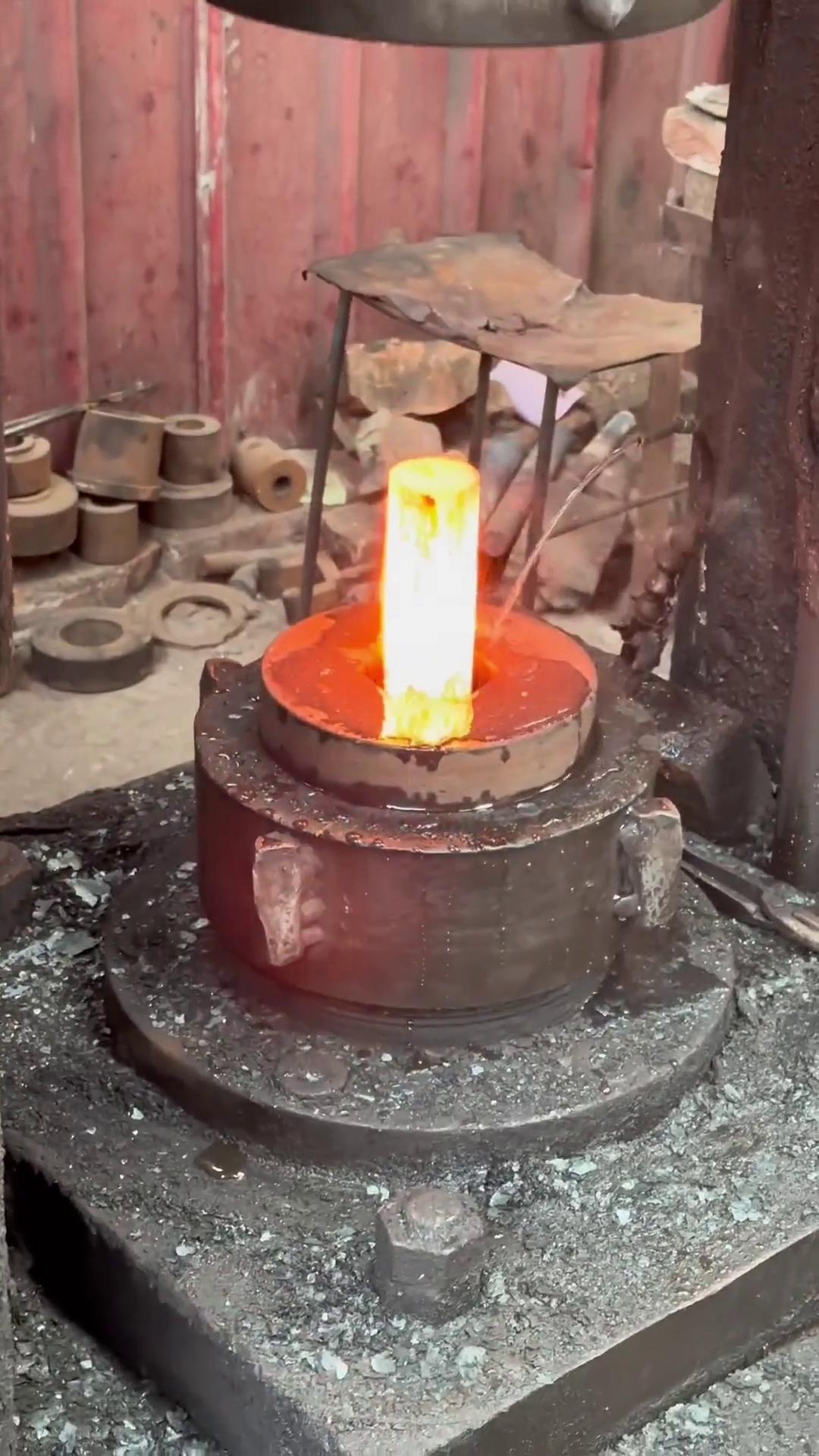 外六角锻打成型 棒料加热用的是中频久久AV色欲AV久久蜜桃麻豆加热设备