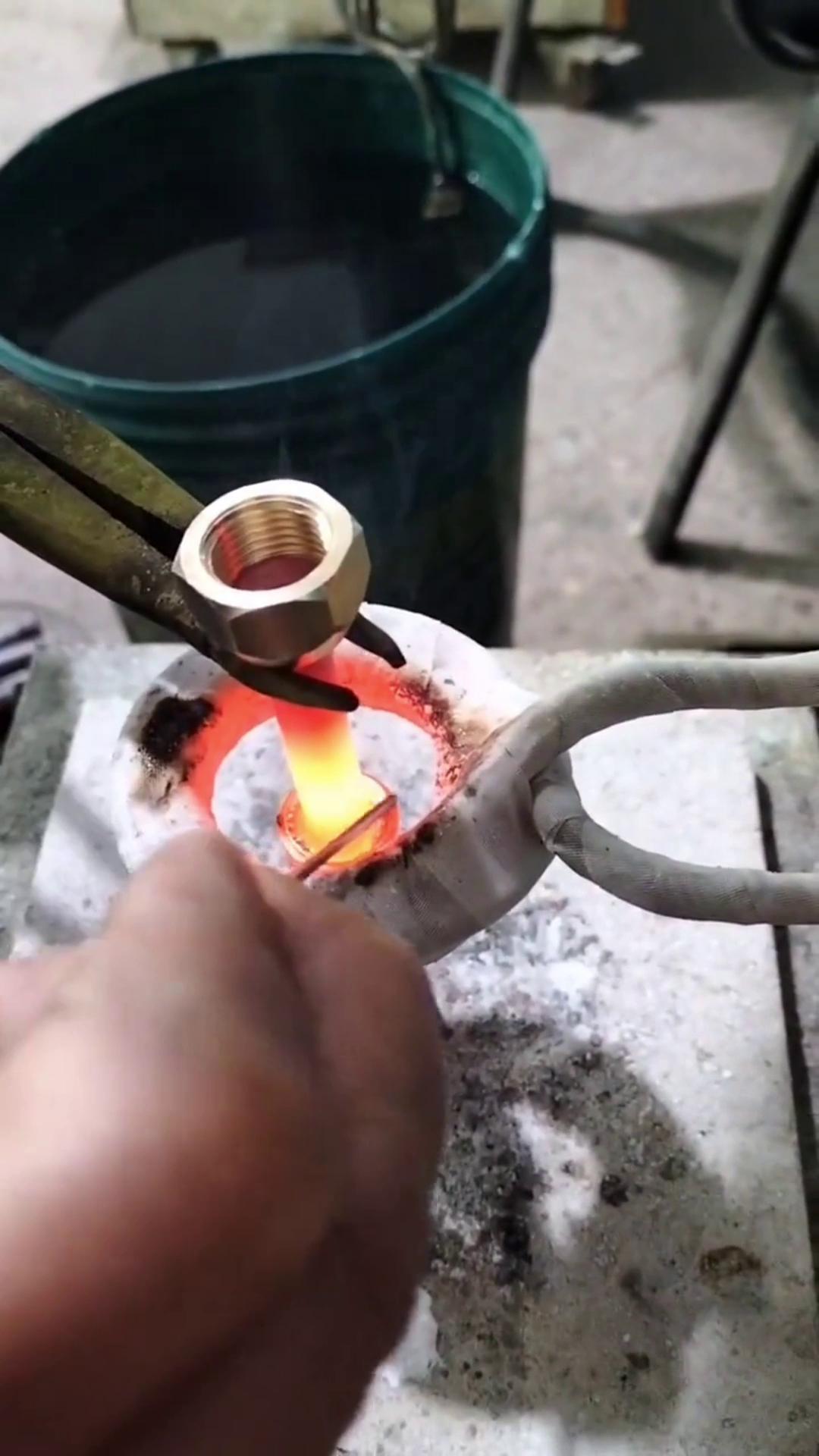 你还在用传统的火焰焊接铜管吗 人家都用上久久AV色欲AV久久蜜桃麻豆加热设备做铜管焊接了