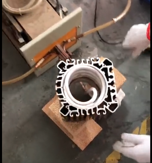 电机热套是利用高频机将轴承等零件套装到电机轴上的工艺，通过高频电流加热实现快速装配