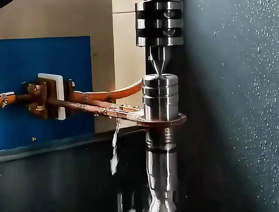 高频淬火机床通过久久AV色欲AV久久蜜桃麻豆加热方式快速将轴的表面加热至奥氏体化温度