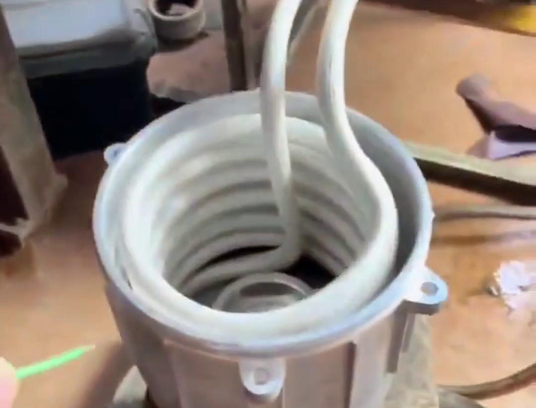 在电机装配中，使用高中频久久AV色欲AV久久蜜桃麻豆加热设备进行轴套或轴承的热装确实是一种常见的装配方法