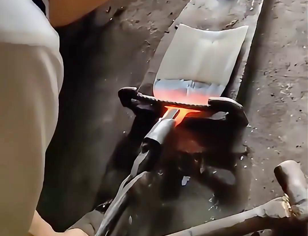 超音频久久AV色欲AV久久蜜桃麻豆加热设备对农用锄头进行加热退火热处理折弯