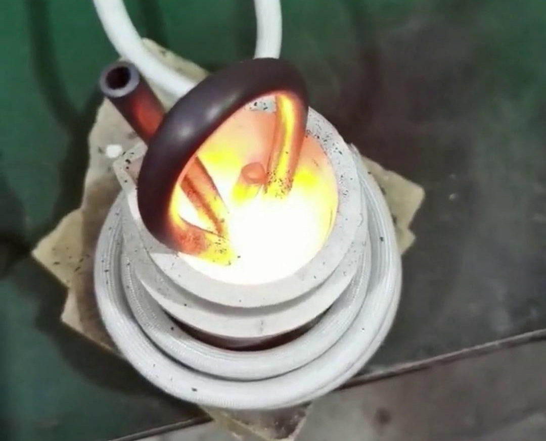 小型高频熔炼炉以其高效、精确、环保的特性成为诸多领域进行金属熔炼的优选设备