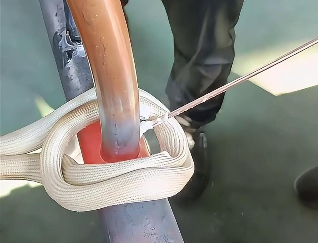 使用高频焊机进行铜管焊接，可以大大提高工作效率