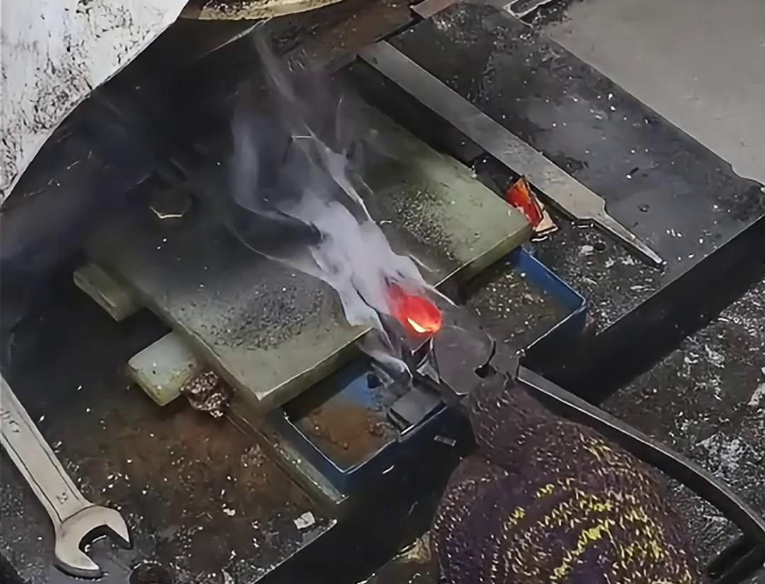 老虎钳口淬火就是使用高频淬火机快速加热，并在短时间内将其冷却