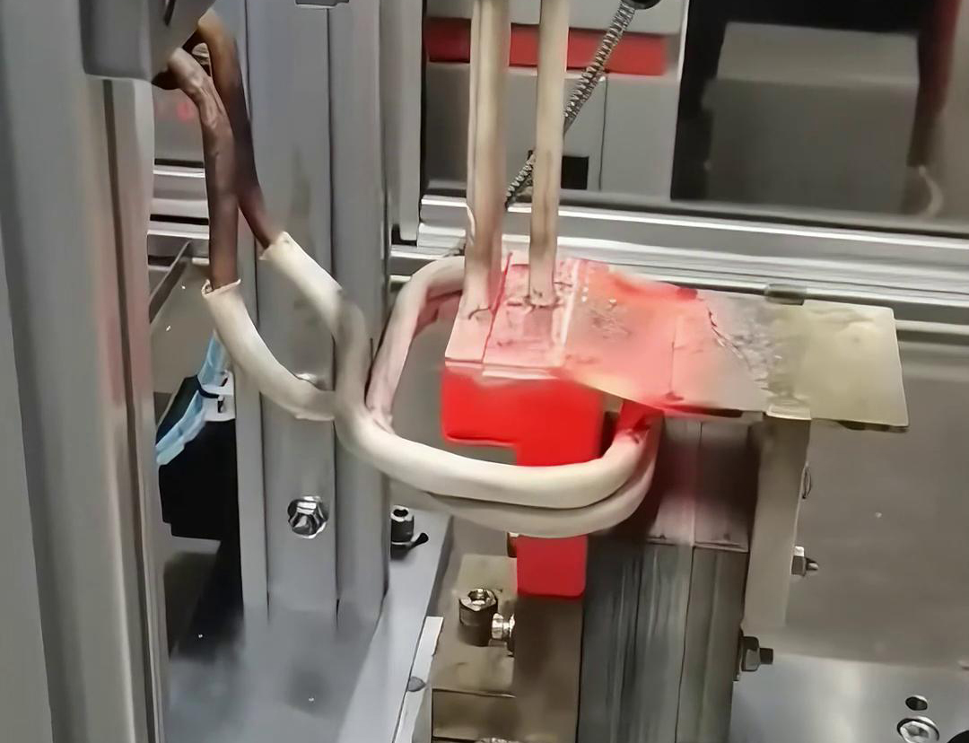 框架断路器母排铜排高频焊接过程。采用高频自动焊接