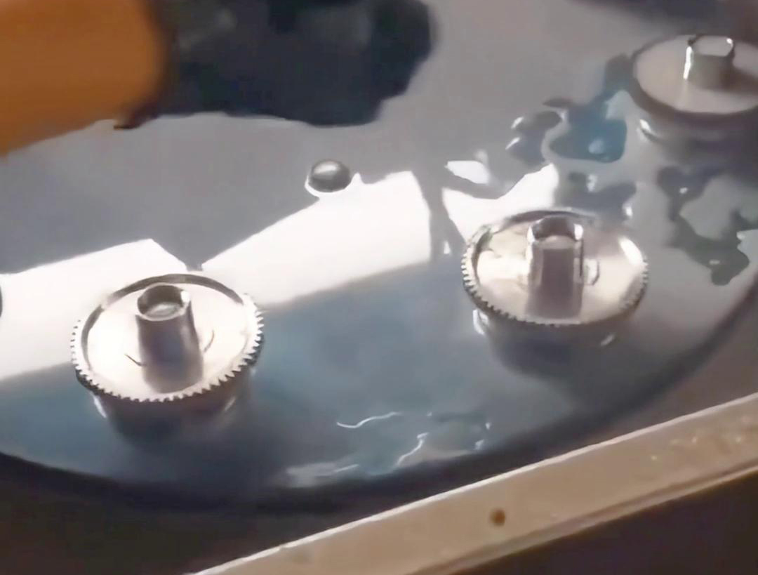 多工位齿轮淬火机床可以同时对多个齿轮进行淬火处理，提高生产效率