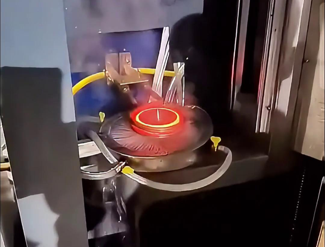 高频久久AV色欲AV久久蜜桃麻豆齿轮淬火是一种高效、精确且节能环保的齿轮表面处理技术