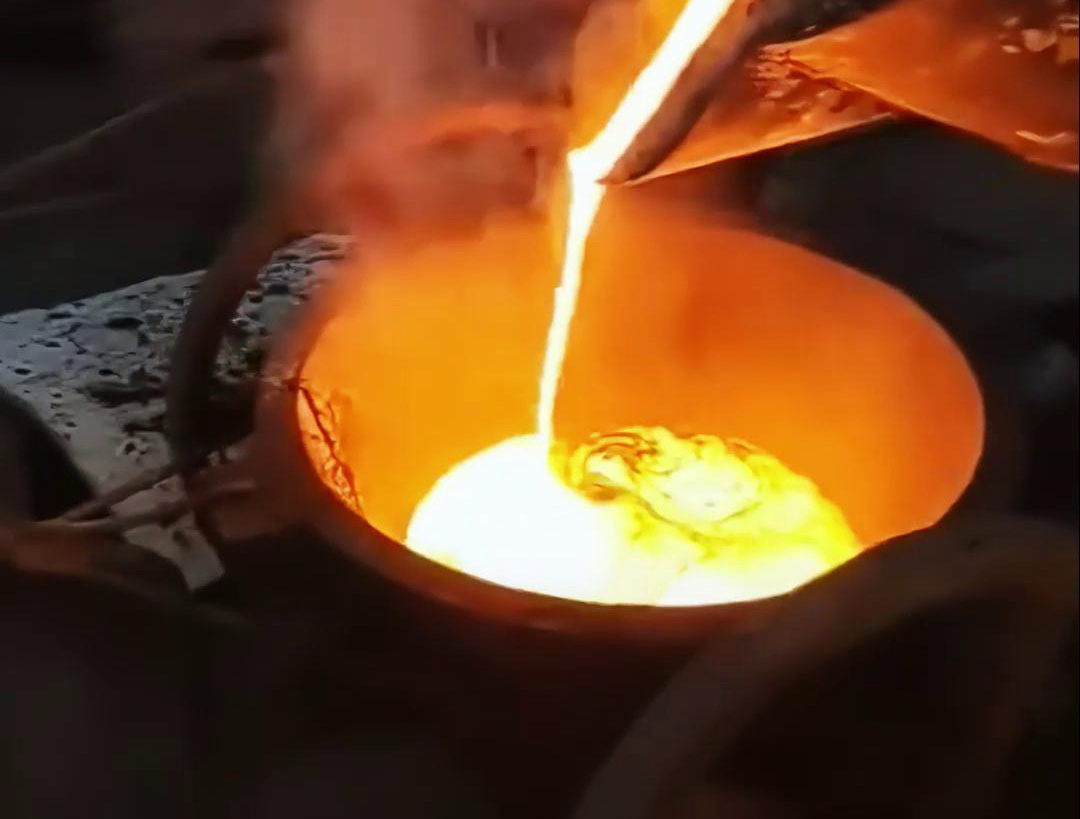 中高频久久AV色欲AV久久蜜桃麻豆熔炼炉的倒料操作处理和注意事项