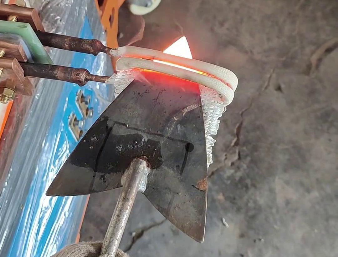 高频加热机：类三角铁锹小型工具淬火热处理的高效之选