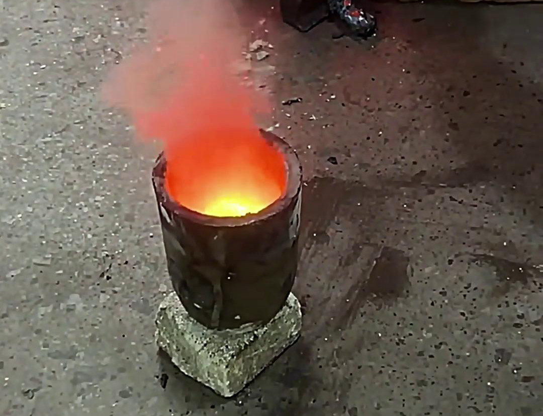 亚洲WWW啪成人一区二区麻豆小型中频熔炼炉助力黄金矿粉熔炼测试(图1)