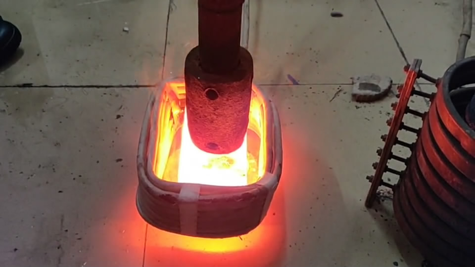 中频久久AV色欲AV久久蜜桃麻豆加热设备对铸铁加热