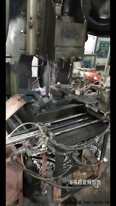 超音频久久AV色欲AV久久蜜桃麻豆加热设备配合机械传送带对加热铁棒锻造