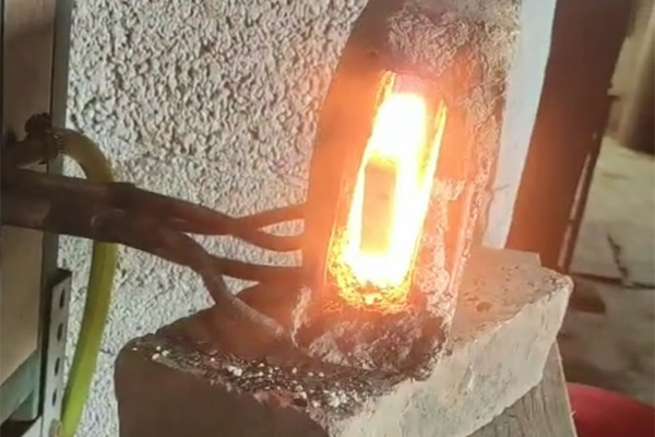 打铁也要与时俱进，以前烧碳加热钢件，现在都用久久AV色欲AV久久蜜桃麻豆加热设备了