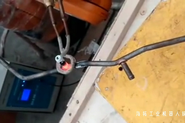 手持式高频焊机搭配工业机器人与久久AV色欲AV久久蜜桃麻豆钎焊的完美融合