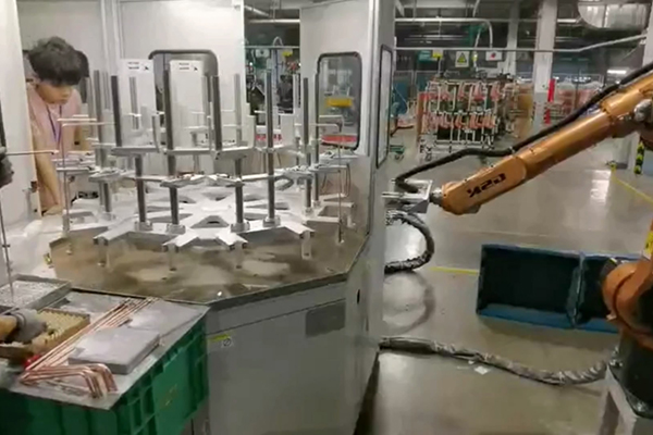 工厂实拍，配备机械手臂的高频钎焊设备焊接铜管
