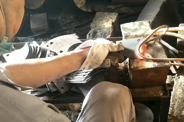 中高频久久AV色欲AV久久蜜桃麻豆加热设备对刀具淬火生产过程